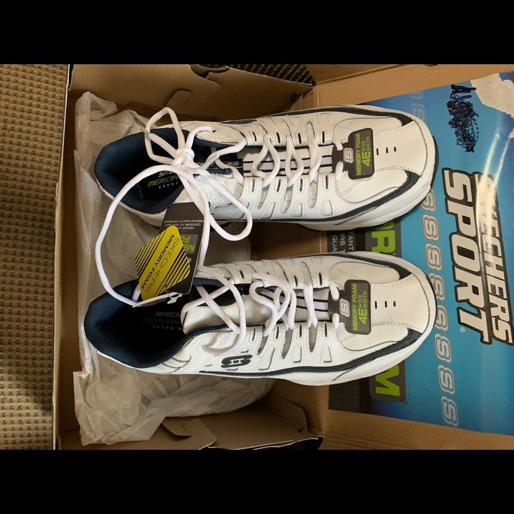 Men’s memory foam Sketchers shoes... 11 4E